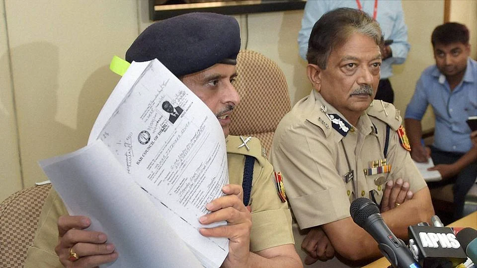 Special Commissioner of Police Deepak Mishra (right) addressing a press conference on the arrest of Delhi Law Minister Jitender Singh Tomar. (Photo: PTI)