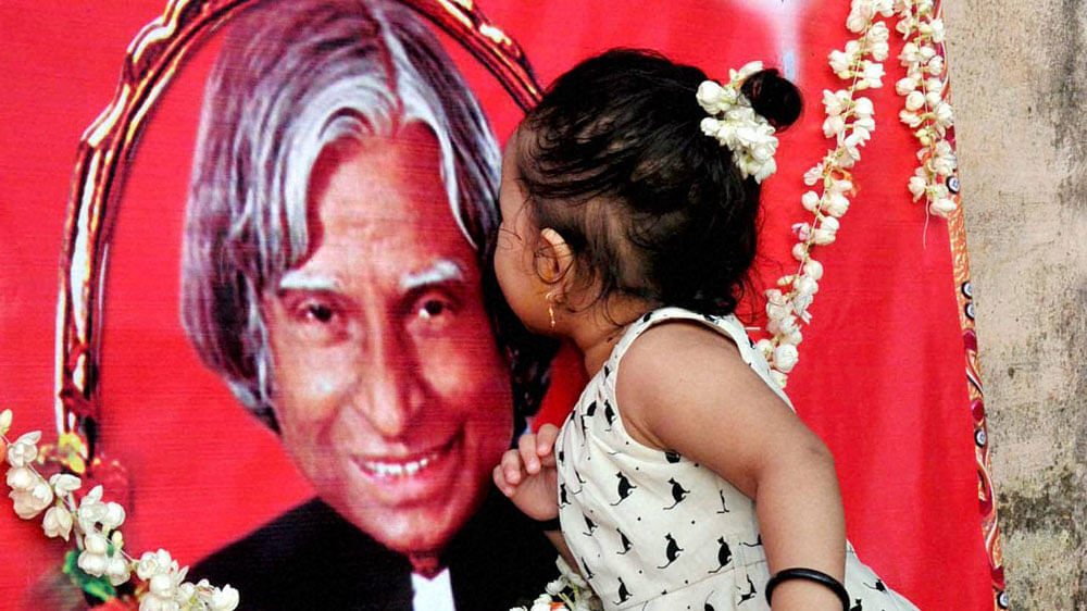 A child kisses former President APJ Abdul Kalam’s photo in Chikmangalur,&nbsp;Karnataka. (Photo: PTI)