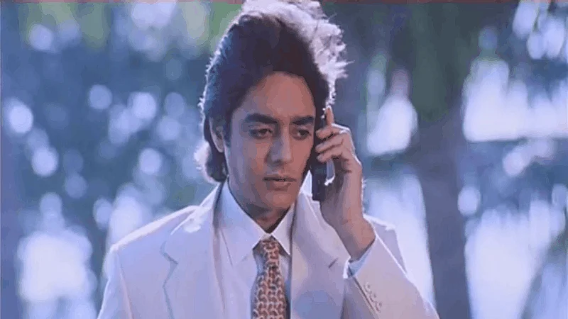 The cell phone made its debut in Bollywood in this scene from <i>Tere Mere Sapne</i> (Source: <a href="https://www.youtube.com/watch?v=FdlY15A_9f4">YouTube/Leo Traveller</a>)