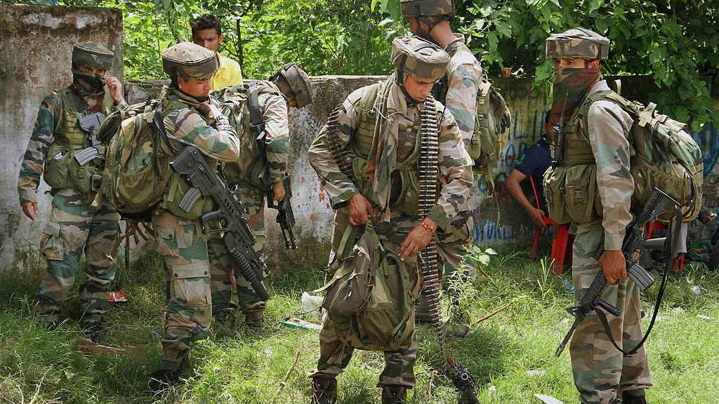 Security forces prepare for the final assault against the terrorists in Gurdaspur. (Photo: PTI)