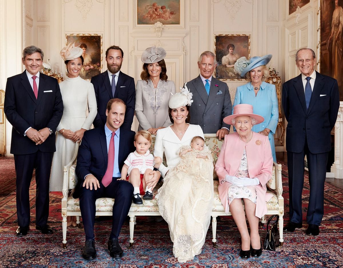 Buckingham Palace has released some more new pictures of the adorable royal babies. 