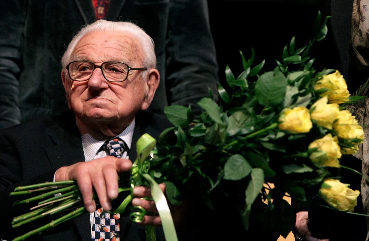 Nicholas Winton, aged 101, holds flowers while sitting on a stage after the premiere of the movie “Nicky’s family” which is based on his life story in Prague. (Photo: Reuters)