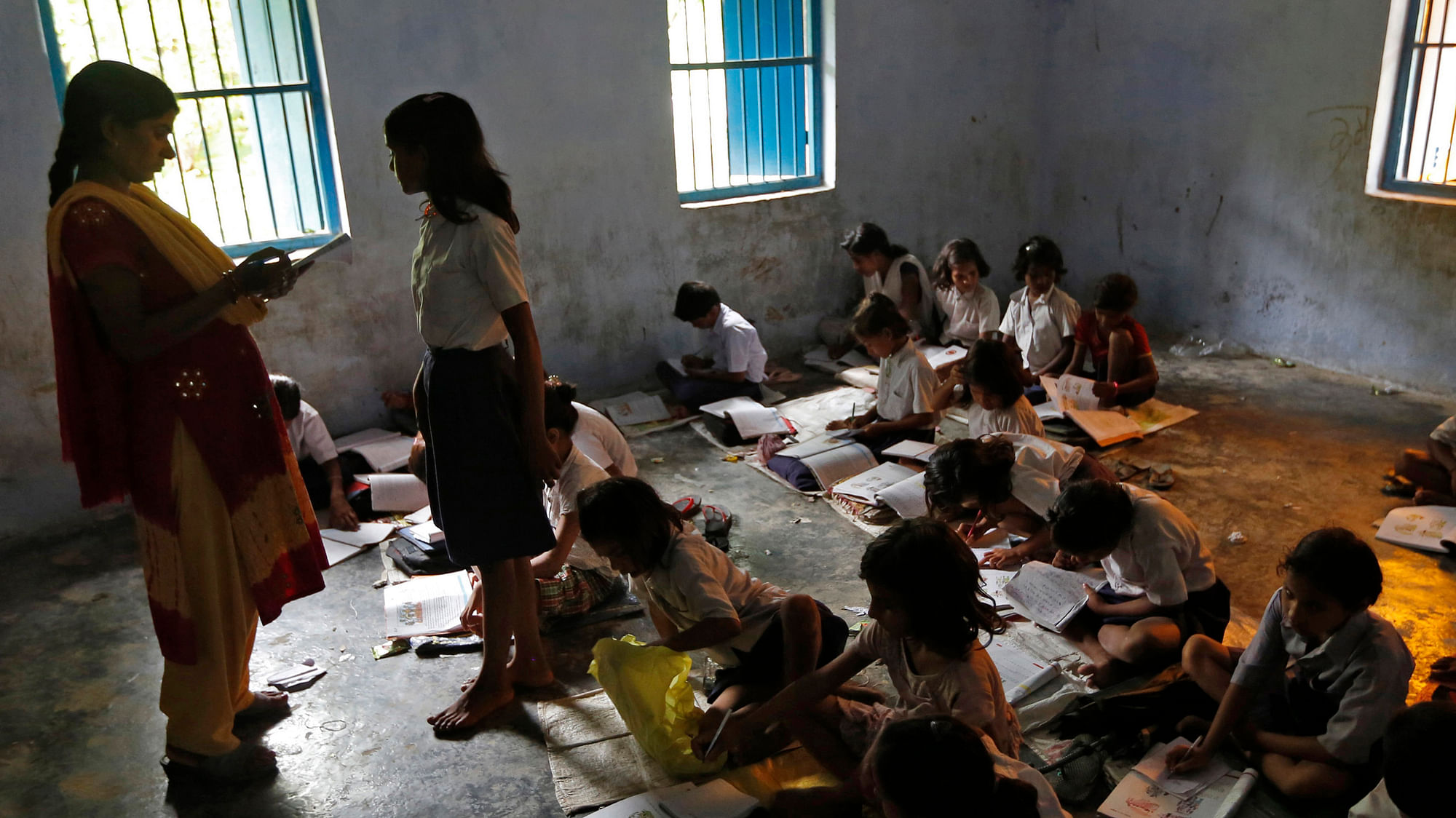 Schoolchildren study inside a classroom in Chapra district of Bihar. (Photo: Reuters)
