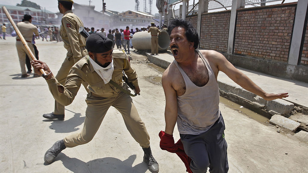 A policeman uses baton to disperse protesters during a demonstration in Srinagar, May 28, 2015.&nbsp;(Photo: Reuters)