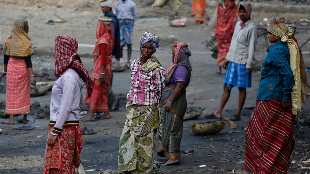 Village women work at a dry pond under the Mahatma Gandhi National Rural Employment Guarantee Act (MNREGA) in a&nbsp;village on the outskirts of Kolkata, February 11, 2014. (Photo: Reuters)