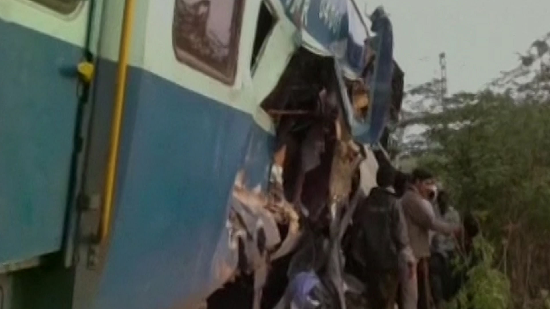 Lorry collides with the Nanded Express, six dead. (Photo: ANI)