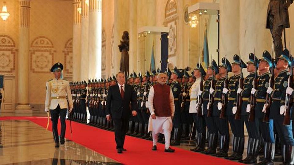 Modi was given a Ceremonial welcome at Kazakhstan’s President Palace. (Photo:<a href="https://twitter.com/narendramodi">Twitter.com/@narendramodi</a>)