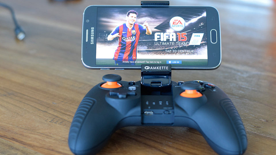 Amkette’s Evo Gamepad is a controller that gives you a console gaming experience on your smartphone. 