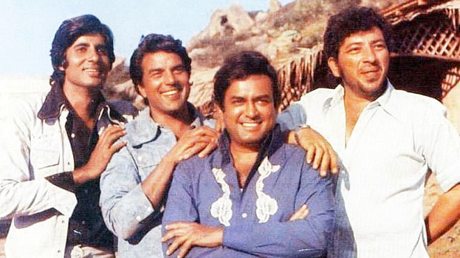 Amitabh Bachchan, Dharmendra, Sanjeev Kumar and Amjad Khan on the sets of <i>Sholay (</i>Photo:  Twitter/<a href="https://twitter.com/ibnlive/status/630959001232998400">@<b>ibnlive</b></a>)