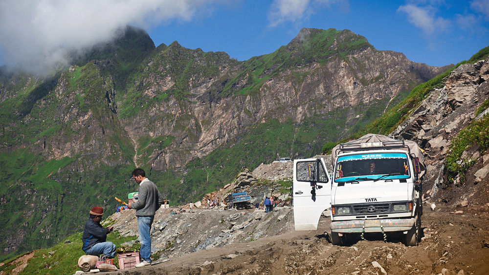 An&nbsp;offroad track of Rohtang La mountain pass. (Photo: iStockPhotos)