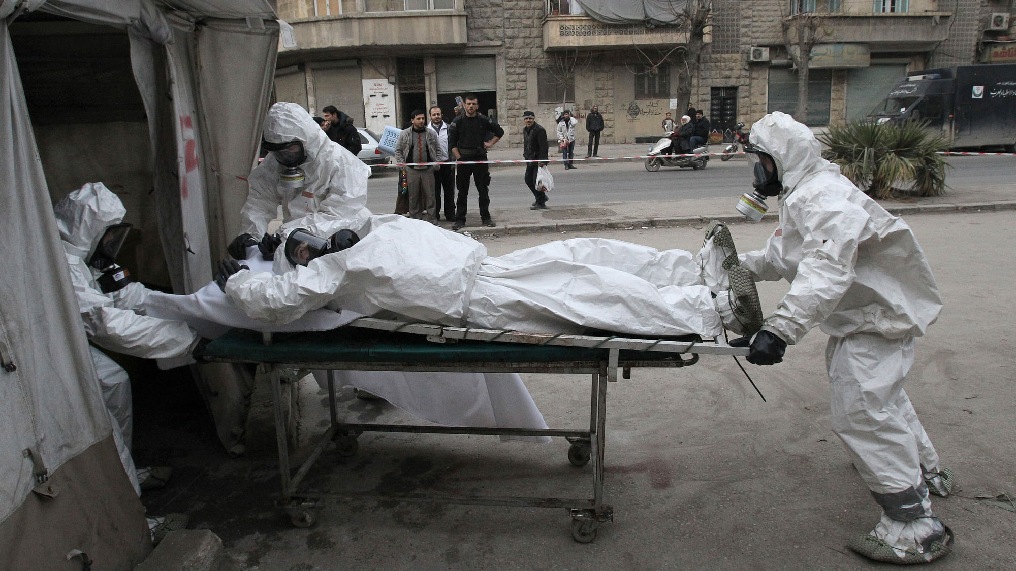 A Free Syrian Army medical group trains people on how to cope with chemical weapon attacks in Aleppo. (Photo: Reuters)