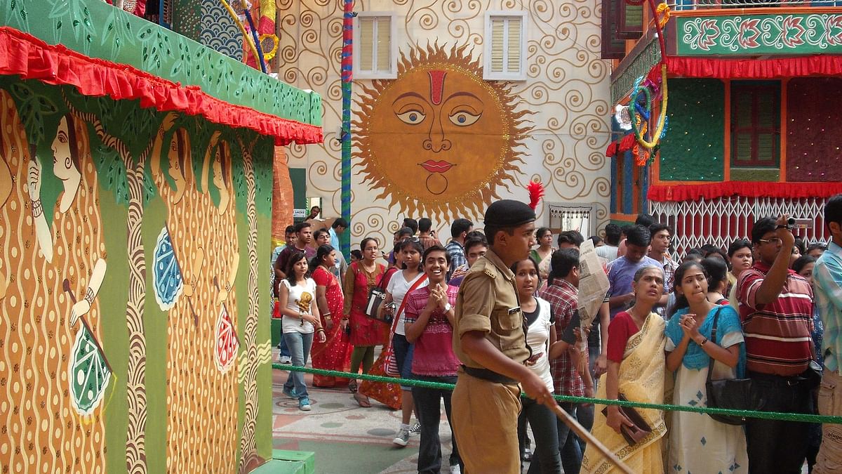 This edited volume traces how a Bengali Hindu festival has progressively become a public art enterprise.