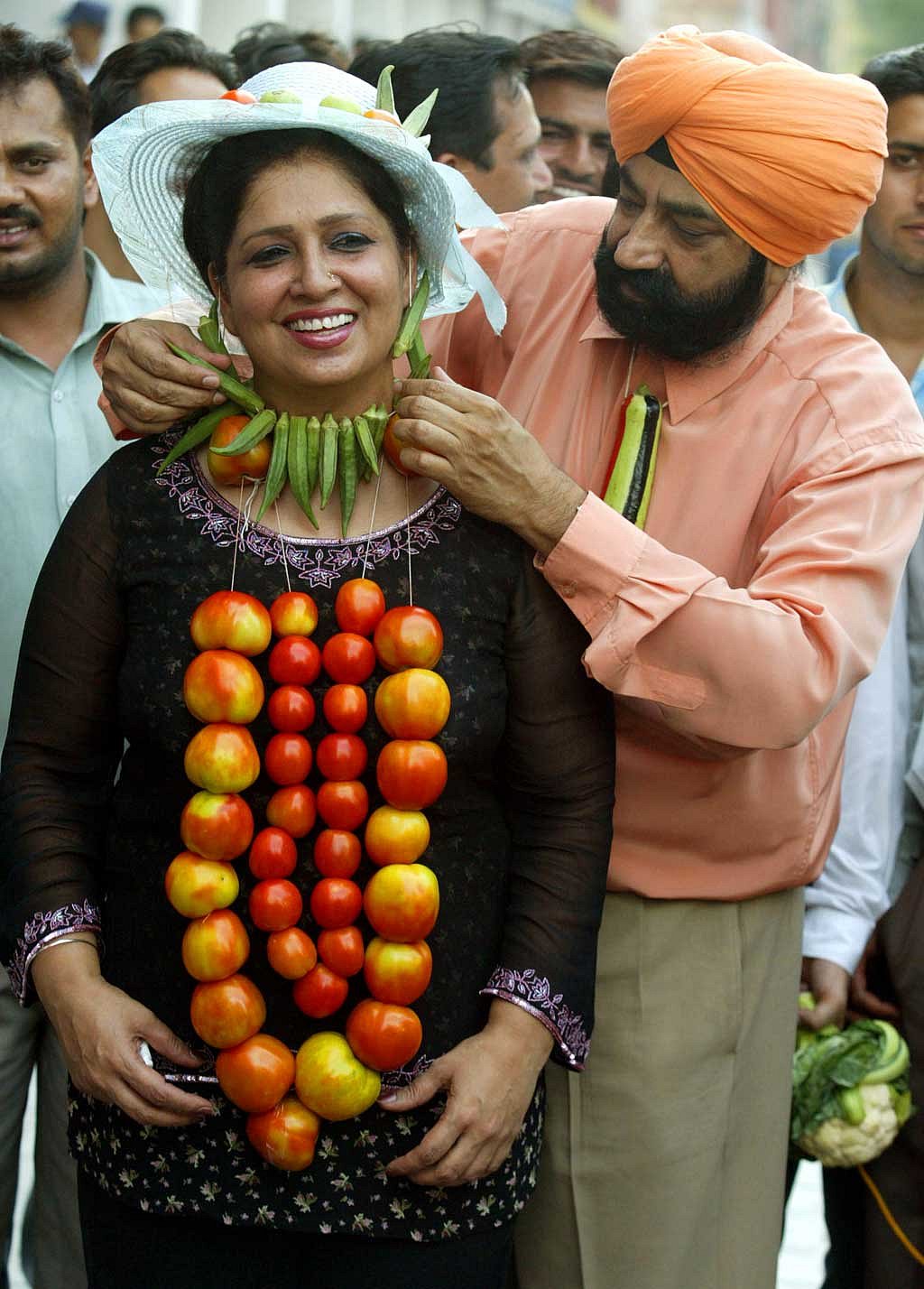 Indian satirist and comedian, Late Jaspal Bhatti (R),  protesting against rising prices of vegetables in Chandigarh along with his wife Savita. (Photo: Reuters)