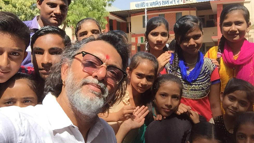 Rakeysh Omprakash Mehra takes a selfie with youngsters from Yuva in Gujarat (Photo: Twitter/RakeyshOmMehra)