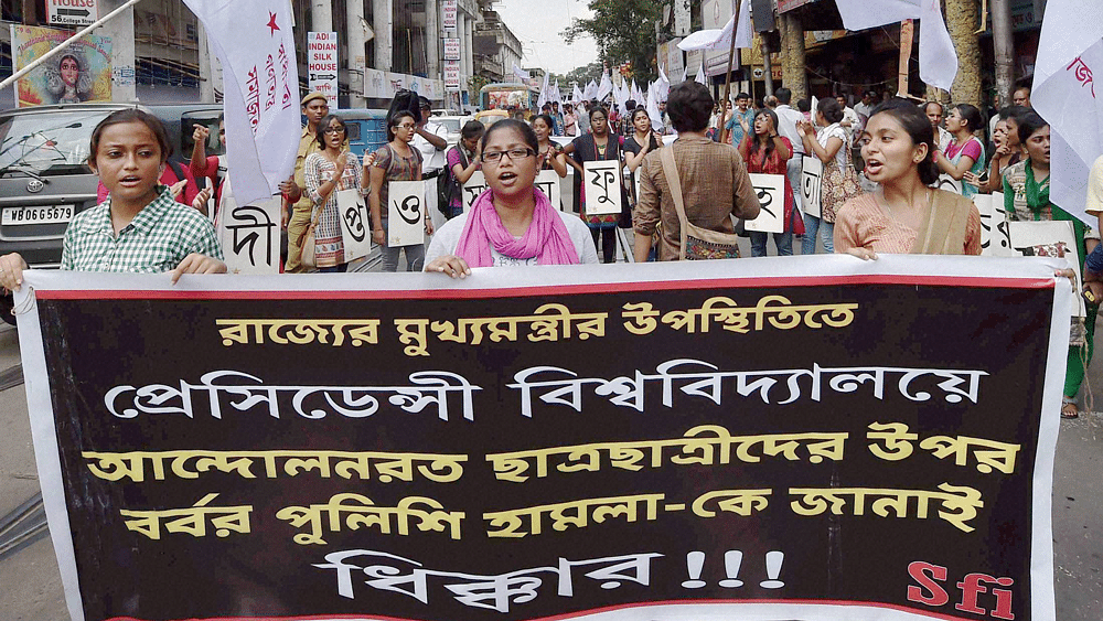 SFI activists shout slogans during a protest march against alleged police assault on students at Presidency University&nbsp;in Kolkata, August 22, 2015. (Photo: PTI)