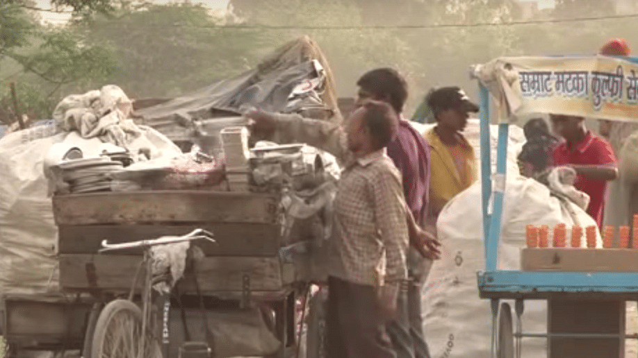 Myanmar refugees carrying out their daily activities. (Photo: YouTube/<a href="https://www.youtube.com/watch?v=_e9CpN6LC8c">Rohingya Video News</a>)