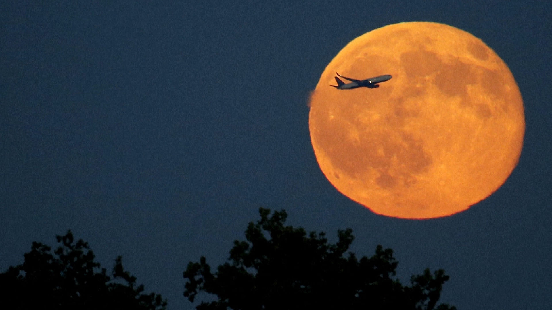 Большая оранжевая луна. Оранжевая Луна. Огромная оранжевая Луна. Оранжевая Луна на небе. Луна оранжевого цвета.