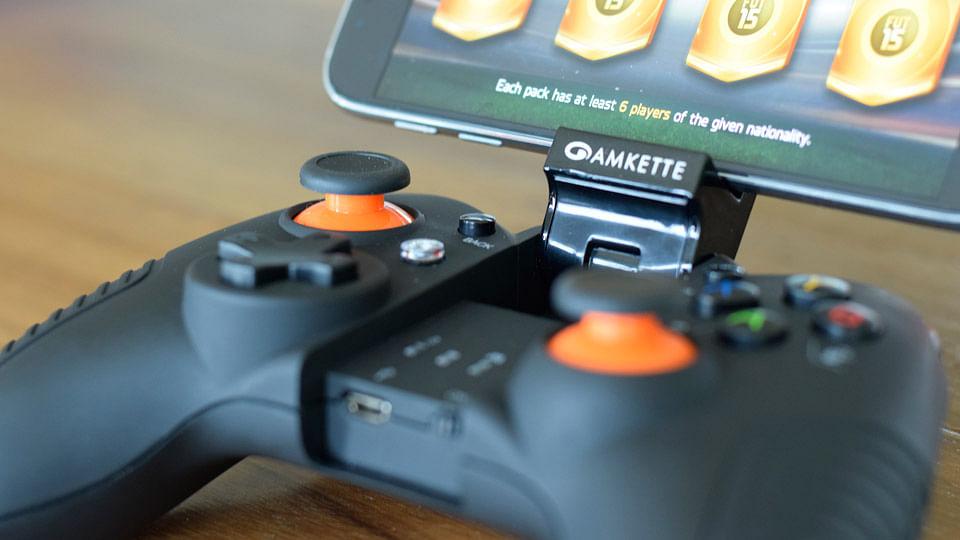 Amkette’s Evo Gamepad is a controller that gives you a console gaming experience on your smartphone. 