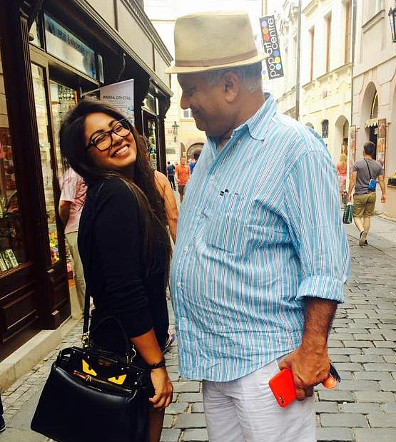 Peter Mukerjea (R) with his adopted daughter Vidhie. (Photo: <a href="http://www.thequint.com/india/2015/08/25/indrani-mukerjea-wife-of-former-star-tv-ceo-arrested-for-murder">facebook.com/IndraniMukerjea</a>)