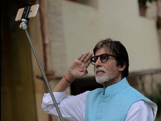 

Superstar Amitab Bachchan clicks a selfie to honour the Indian Army. (Photo: Twitter)
