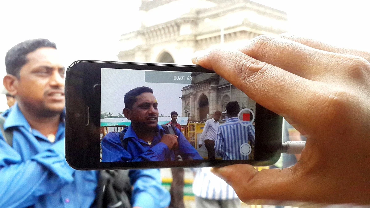 Photographer Jitendra Tiwari caught on a smart phone (Photo: Twish Mukherjee)