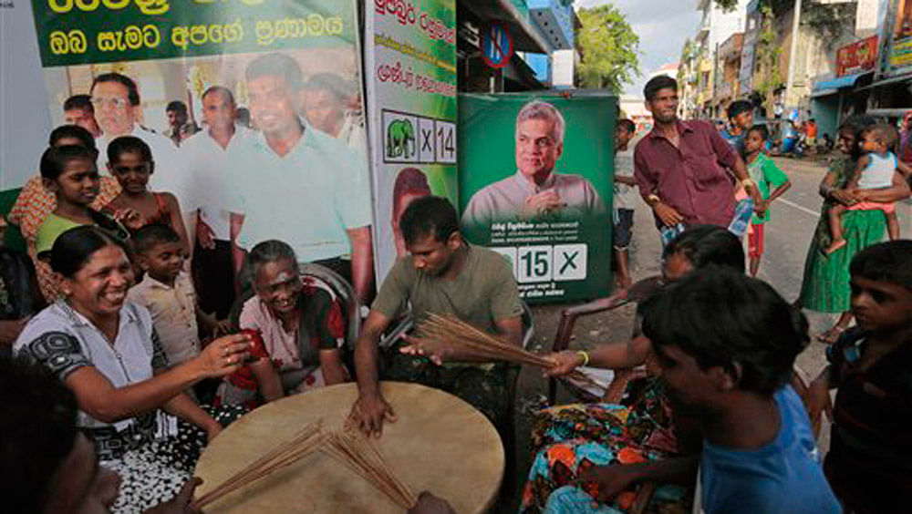 Supporters of Sri Lanka’s ruling United National Party celebrate their party’s election performance in Colombo,Sri Lanka, August 18, 2015 (Photo: AP)