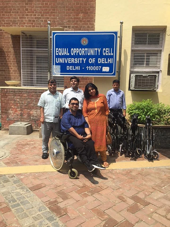 Nipun Malhotra at Delhi University after donating wheelchairs to the Equal Opportunity Cell. (Courtesy: <a href="https://www.facebook.com/nipunmalhotra87?fref=photo">Nipun’s Facebook Page</a>)