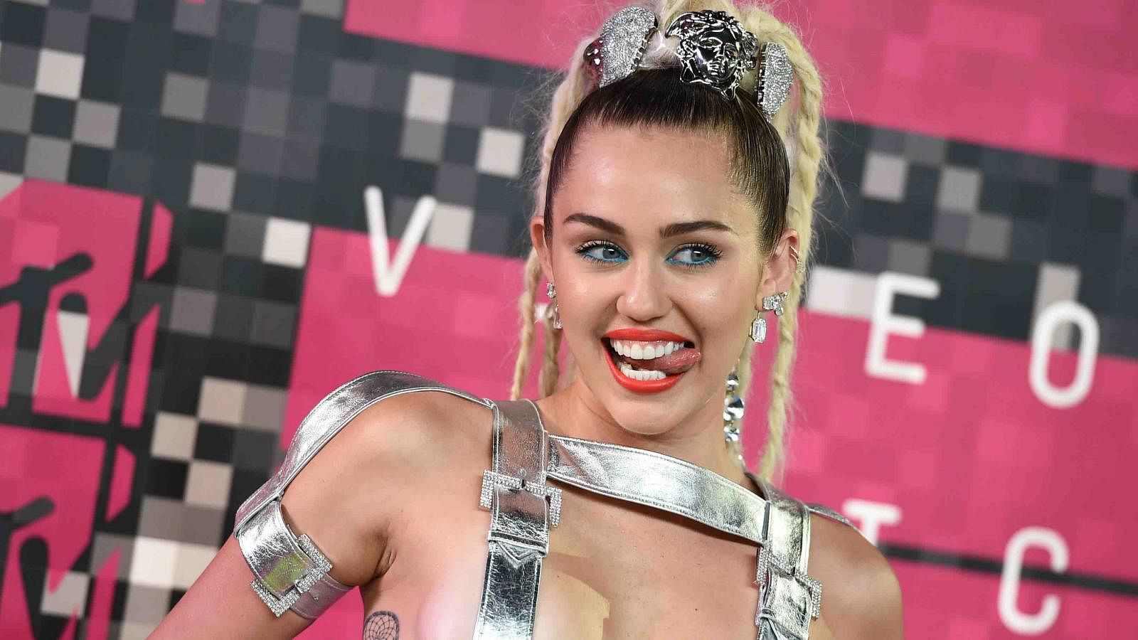 Miley Cyrus on the red carpet at the VMAs&nbsp;(Photo: AP)