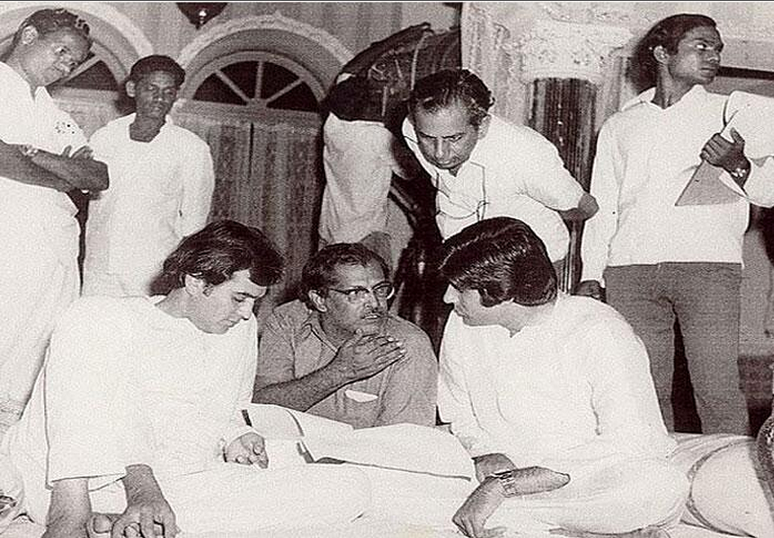 Hrishikesh Mukherjee with Amitabh Bachchan and Rajesh Khanna during the shooting of <i>Namak Haram</i> (Photo: Twitter/@Indianhistorypics)