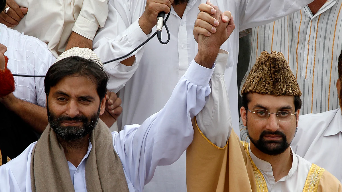 Mirwaiz Umar Farooq (R), Hurriyat leader and separatist leader Mohammad Yasin Malik in 2010. (Photo: Reuters)