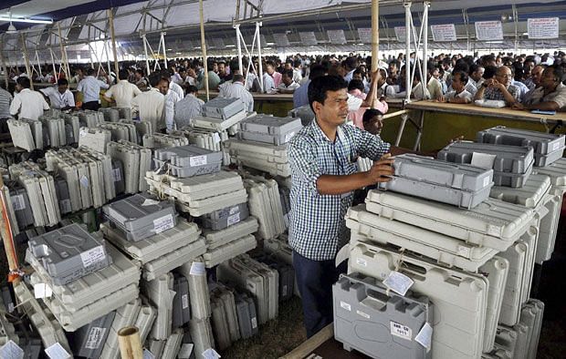 

Polling officials colleting Electronic Voting Machine (EVM) during 2014 Lok Sabha elections. (Photo: PTI)