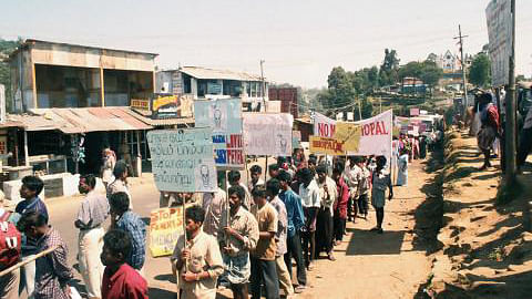 Kodaikanal residents protest against HUL. (Photo: The News Minute)