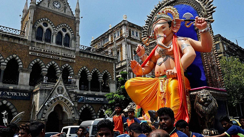 Ganesh <i>visarjan</i> in progress. 
