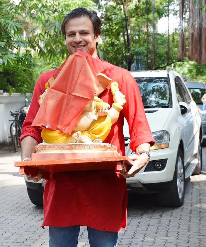 Vivek Oberoi brings home Ganpati Bappa. (Photo: Yogen Shah)