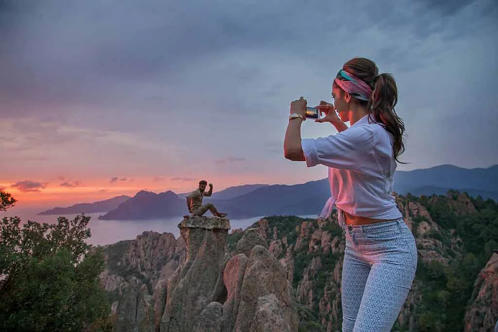 Deepika Padukone takes pictures of co-star/ex-lover Ranbir Kapoor during the <i>Tamasha</i> shoot. (Photo: Facebook/<a href="https://www.facebook.com/TamashaOfficial?fref=ts">Tamasha</a>)