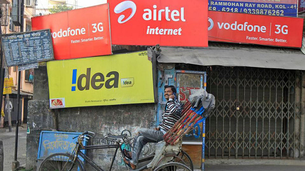 Kolkata:&nbsp;Rickshaw puller  in front of billboards. (Photo: Reuters)