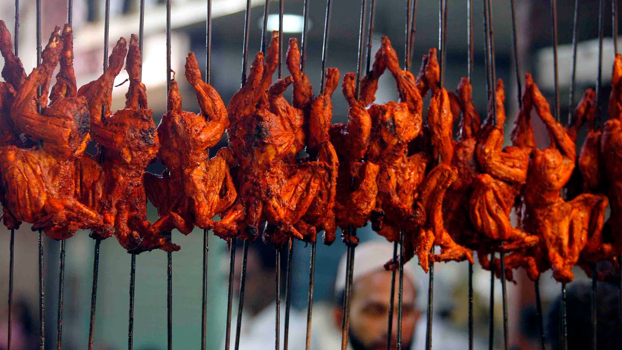 Skewered chicken being sold at an eatery in Mumbai (Photo: Reuters) 