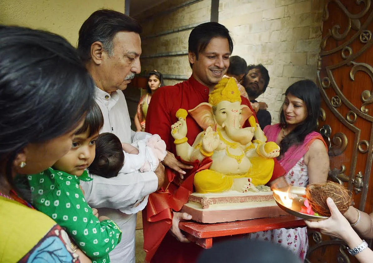 Grandpa Suresh Oberoi holding little Ameyaa Nirvana as Vivaan sticks to mommy while daddy Vivek Oberoi enters home with their Ganpati. (Photo: Yogen Shah)