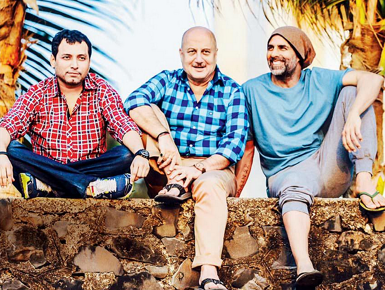 Neeraj Pandey chills out with Anupam Kher and Akshay Kumar (Photo: Twitter/<a href="https://twitter.com/BOCindia/status/641309179152605184">@BOCindia</a>)