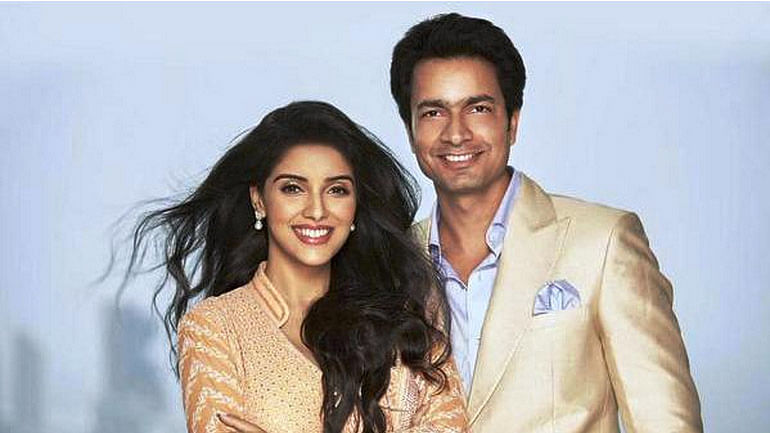 Asin and fiance Rahul Sharma in a photoshoot for Vanitha magazine. (Photo: <a href="https://twitter.com/asin_thottumkal/with_replies">Twitter</a>)