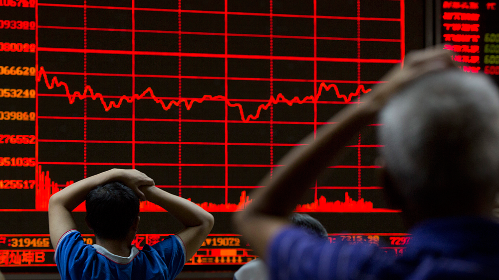 Investors monitor a display showing the Shanghai Composite Index at a brokerage in Beijing, August 31, 2015. (Photo: AP)