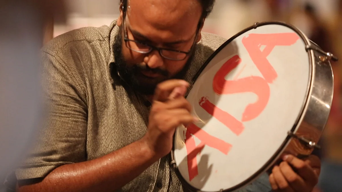 An AISA supporter at the JNUSU presidential debate 2015. (Photo: <i>The Quint</i>)