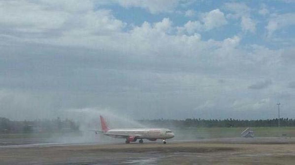 After the plane touched down at the Indira Gandhi International Airport, smoke was seen from under carriage. (Photo: <a href="https://twitter.com/airindiain/media">Twitter</a>)