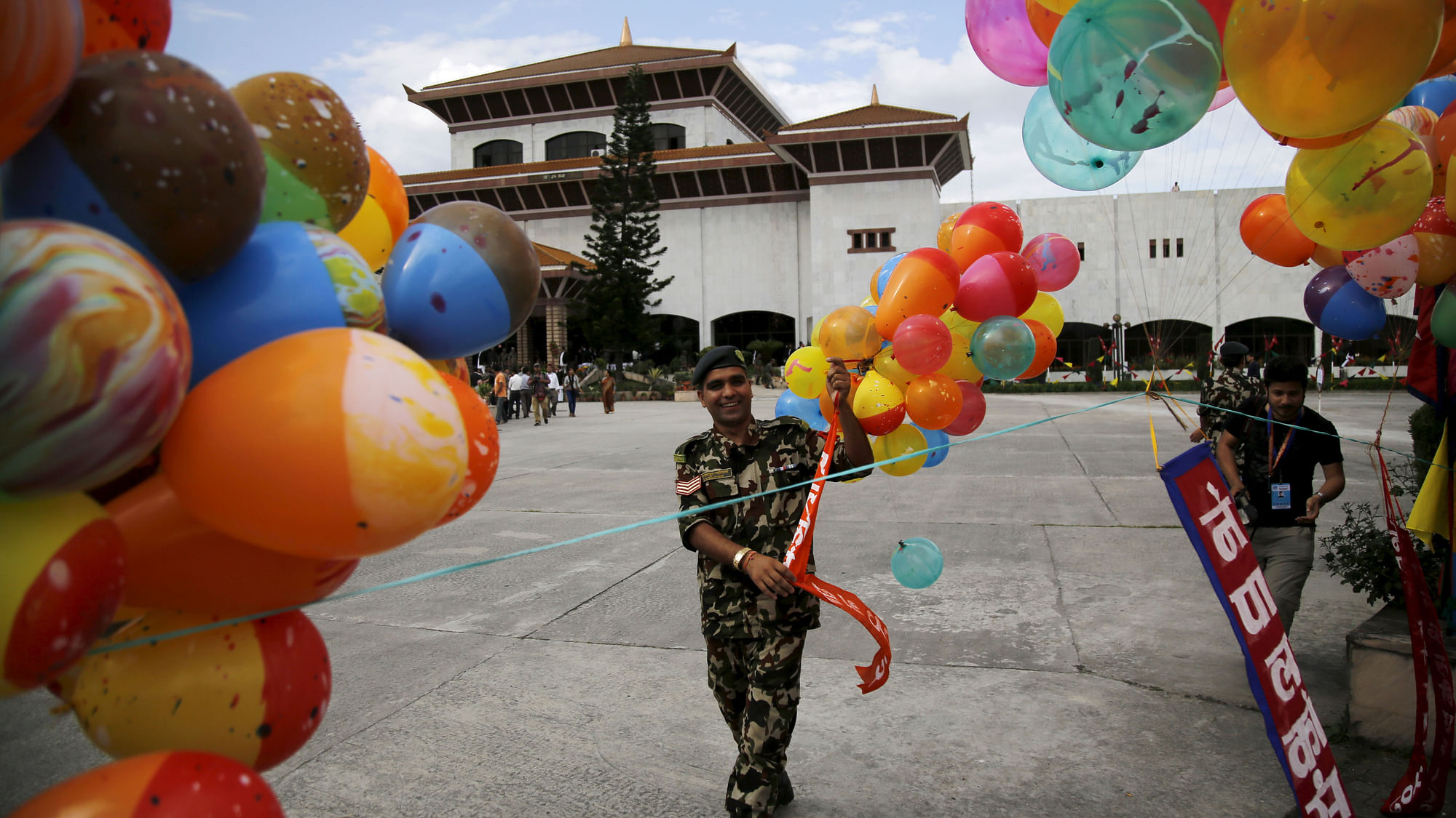 A Nepalese army personnel decorates the premises of the parliament before President Ram Baran Yadav formally promulgates the new constitution in Kathmandu, Nepal September 20, 2015 (Photo: Reuters)