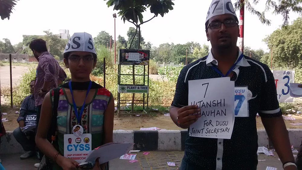 CYSS volunteers at the Vishwa Vidyalaya metro station. (Photo: Neha Yadav/The Quint)