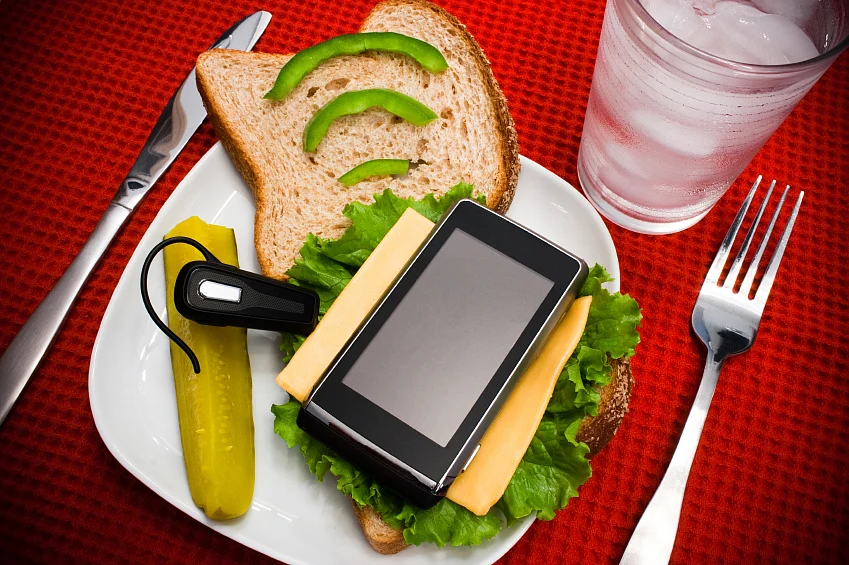 Don’t let you smartphone come in the way of your food. (Photo: iStock)