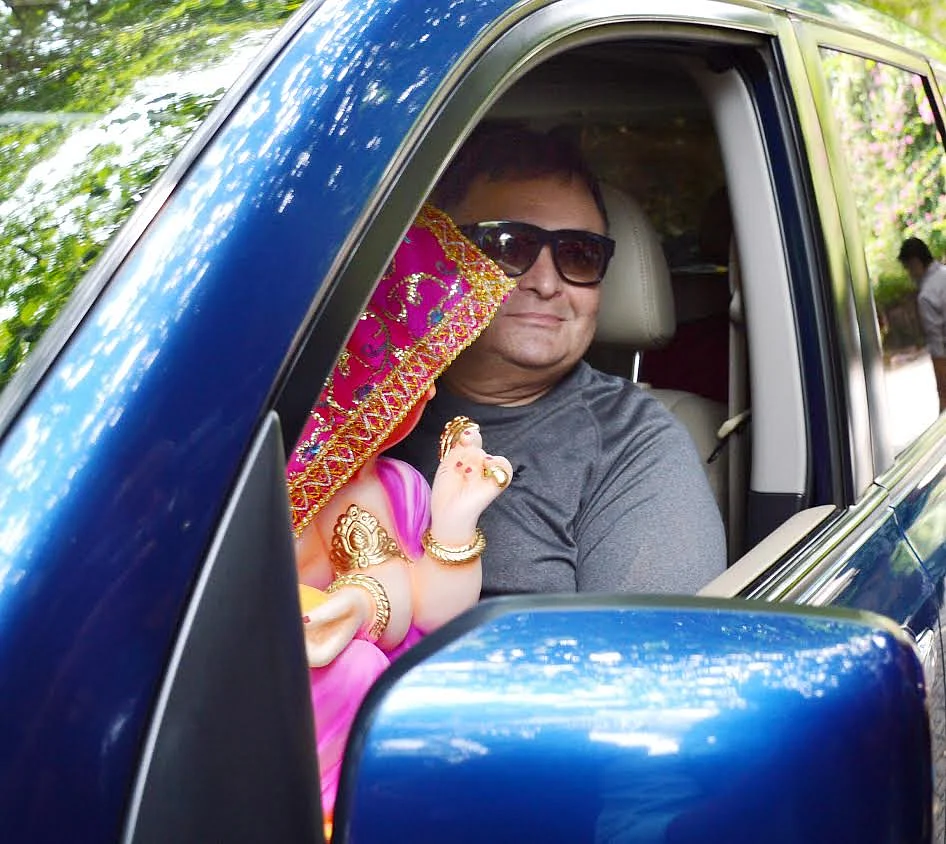 Rishi Kapoor brings home the Ganpati idol. (Photo: Yogen Shah)