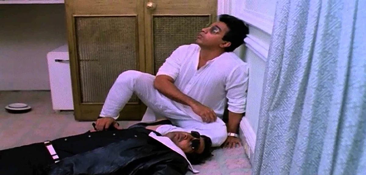 Kamal Haasan and Tinnu Anand in <i>Pushpak</i>