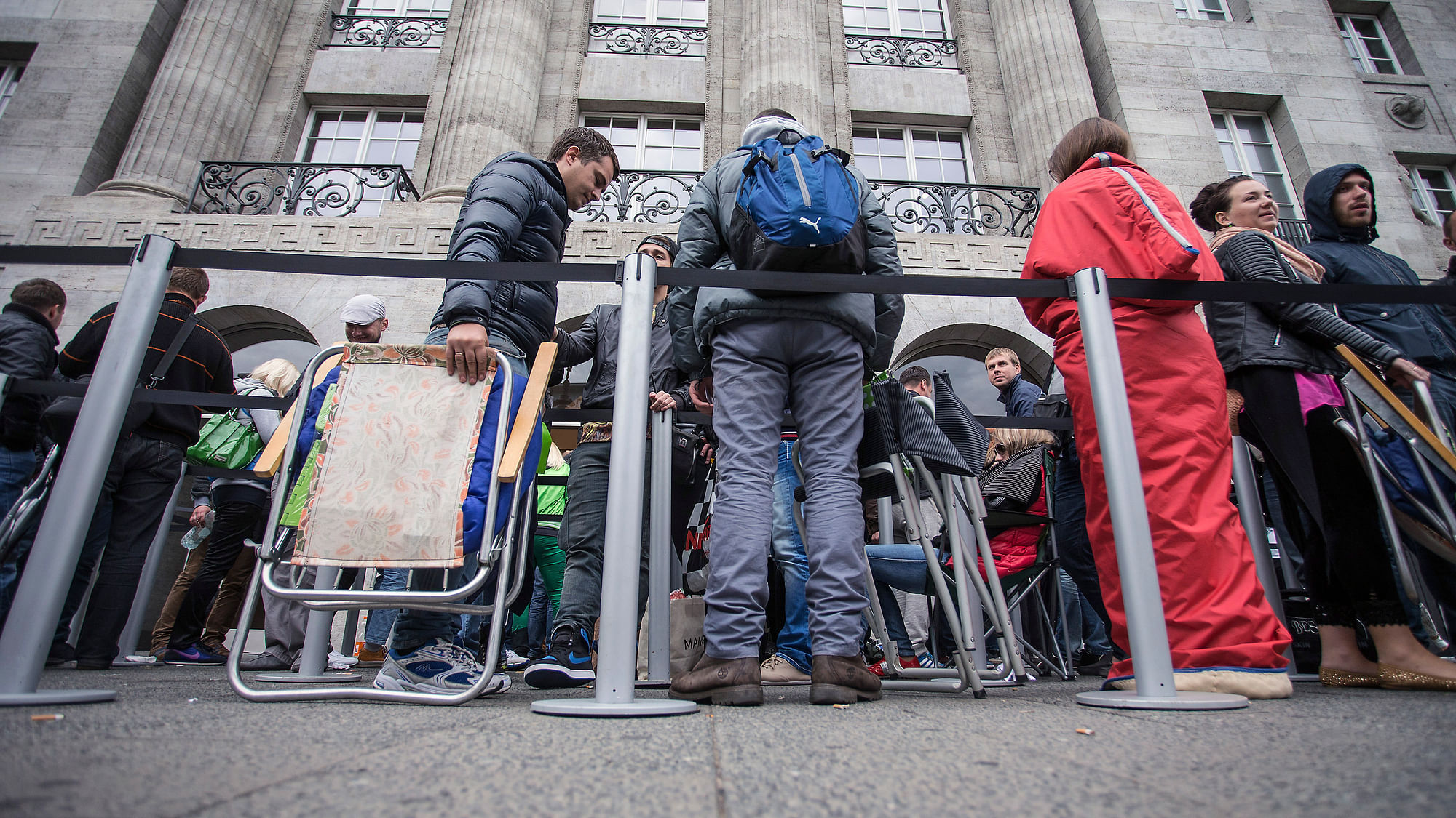 File Photo of customers standing in line outside at the Apple store in Berlin, waiting to buy the iPhone 6. (Photo: Reuters)