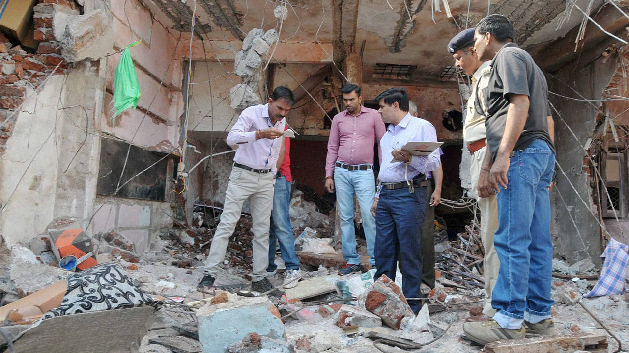 Investigators at the blast site at Petlawad town in Jhabua district of Madhya Pradesh.(Photo:PTI)